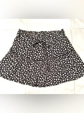 Altar'd State Black & White Floral Tiered High-Waist Shorts/Skort-SizeLarge